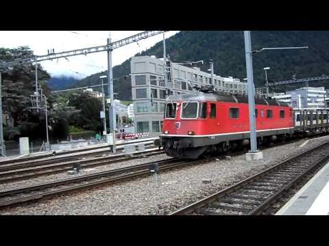 SBB Cargo Re 6/6 11672 fährt in Chur ab.