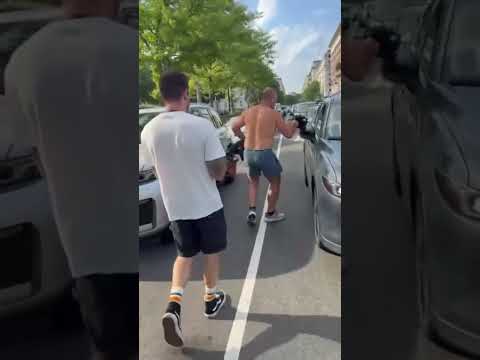 POATAN CAINDO NA PORRADA NO MEIO DA RUA NOS ESTADOS UNIDOS! ISSO QUE É TREINO BRABO #shorts