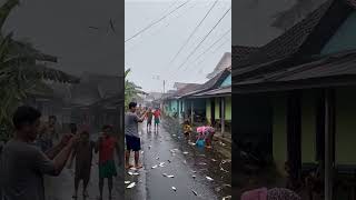Download lagu HUJAN IKAN DI PERKAMPUNGAN, WARGA PANIK DAN NGAKAK 😱🐟| AI VIDEO! #shortsviral mp3 Download lagu HUJAN IKAN DI PERKAMPUNGAN, WARGA PANIK DAN NGAKAK 😱🐟| AI VIDEO! #shortsviral mp3