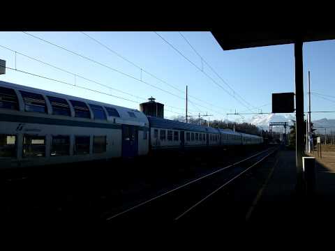 TRENO REGIONALE ARRIVO E PARTENZA DALLA STAZIONE DI CUNEO. 22 - 12 - 2014.