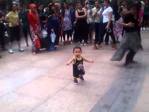 Si jual jamu vs  bayi lucu xixixi at victoria park