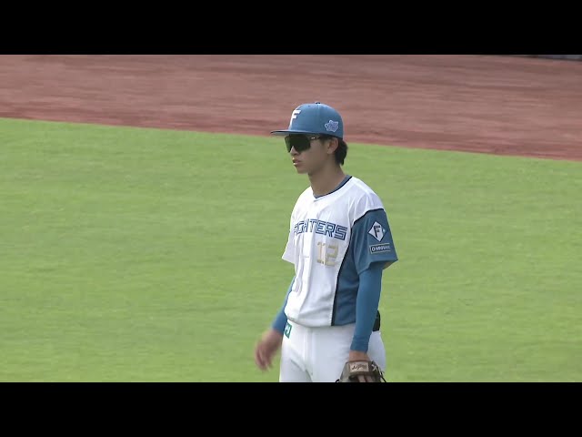 【팜】파인 플레이!! 파이터스 히라타 다이키 울타리에 부딪치면서도 타구를 잡는다!! 2025년 7월 2일 홋카이도 일본 햄 파이터스 대 오이식스 니가타 알비렉스 BC