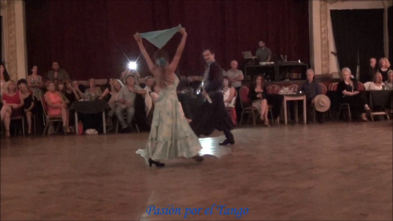 GLADYS COLOMBO y HUMBERTO "PUCHU" POUCHULU Bailando la Zamba  AGITANDO PAÑUELOS en LA MILONGUITA