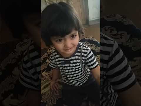 aroosh ice cream kha Rahi hai