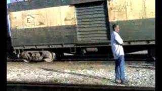 preview picture of video 'arrivo del treno di Nuevitas a Camaguey, Cuba'