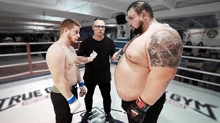 Папа Гигант 220 кг против Ушу Мастера 77 кг БОЙ / Улетел в нокаут