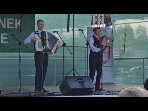 Piękny oberek młodego akordeonisty Mateusza Popisa,zabawa ludowa na słonecznym placu w Słowikowie.