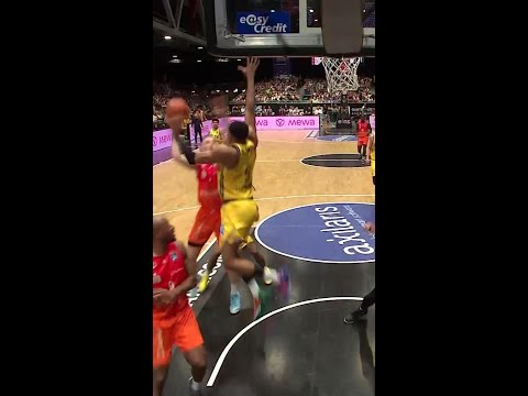 Denied! Justin Simon with the rejection ⛔🏀