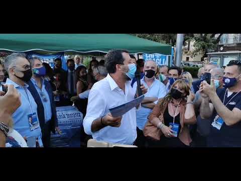 SALVINI SENZA FRENI A SALERNO AL GAZEBO PER LA RACCOLTA FIRME DEL REFERENDUM SULLA GIUSTIZIA