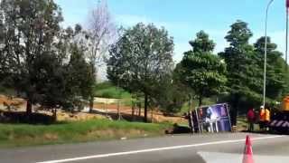 preview picture of video '7/5/2014 Lorry accident at Plus Highway Kajang to Serdang'