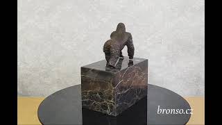 Bronzová soška gorily na mramorovém podstavci