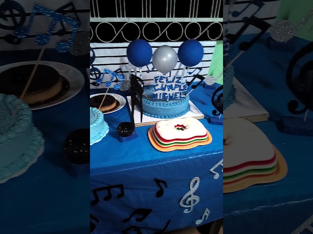 Vídeo relacionado con Prasacco 8 adornos de notas musicales, notas musicales, decoración colgante de papel de 115 cm, manta larga, adornos para fiestas temáticas de música, festivales de música, fiestas de cumpleaños