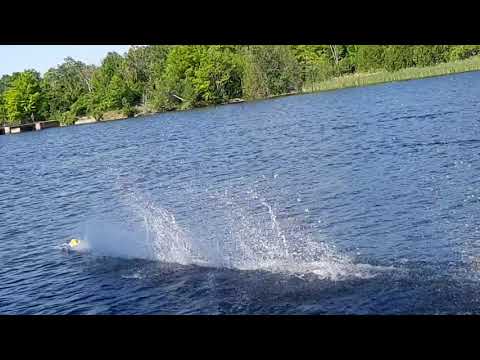 Proboat UL-19 in choppy water.. watch till the end for the crash.