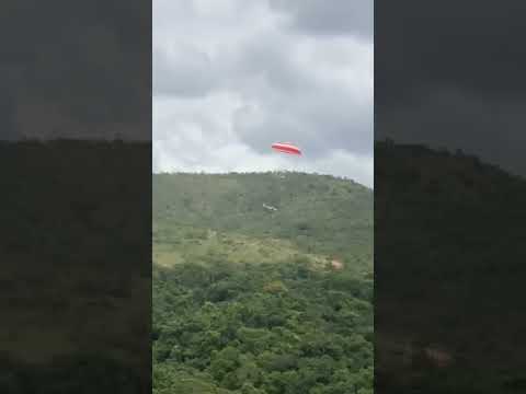 Avião cai em Minas Gerais   Piloto acionou paraquedas e passa bem 🛩️