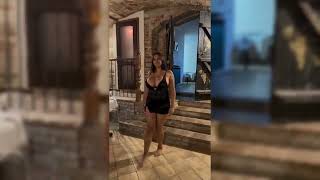 セクシー女優並のJカップ以上の超乳の美女が深い谷間にチワワをイン！