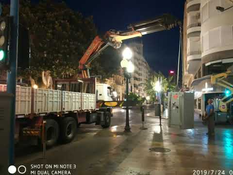 Movimiento de cajas fuertes en el centro de Alicante.