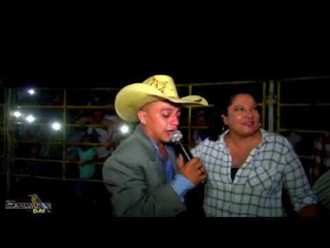 Alacrán de la sierra canta en vivo a una  gran admiradora