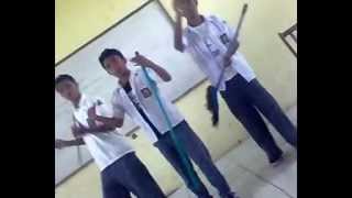 preview picture of video 'SMA NEGERI 5 Bau-bau bikin heboh dalam kelas.mp4'