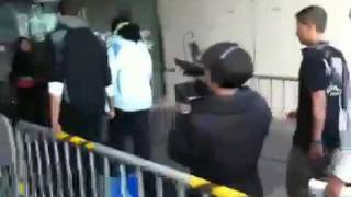 Caminantes llegando con el alguacil