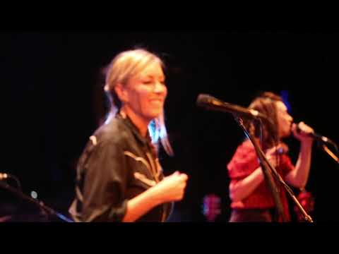 The Waifs perform Lighthouse at Ulumbarra, Bendigo Blues & Roots Music Festival 2019