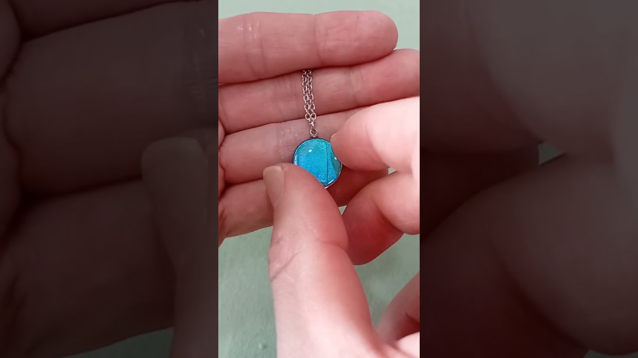 Collana rara da 16mm con vera ala di Morpho deidamia sotto lente in vetro con profondo riflesso blu marmorizzato e radioso