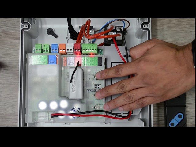 Vídeo relacionado con 6100334 - Transmisores Quadricanal con frecuencia de transmisión 433 MHz GENIUS Grupo FAAC