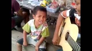 Download lagu Lucu Anak Kecil Nyanyi Lagu BATAK mp3