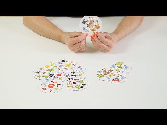Vídeo relacionado con Asmodee- Dobble DC Universe | Juego de Cartas de Observación y Velocidad para Niños y Adultos | Juego de Mesa | 15 Minutos de Juego, A Partir de 6 años, 2-8 Jugadores