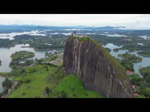 EL PEÑON DE GUATAPE o piedra peñol , COLOMBIA . vista aerea con dron
