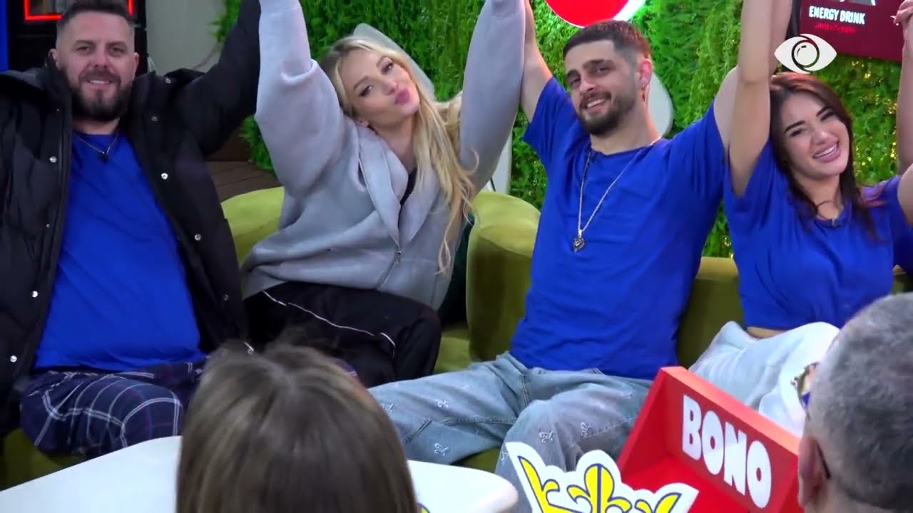 Banorët e grupit blu, pozojnë për kamerën