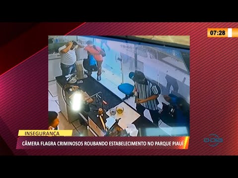 CaÌ‚mera flagra criminosos roubando estabelecimento no Parque PiauiÌ 20 08 2021