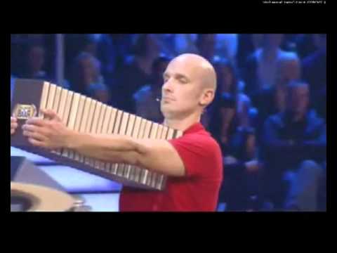 Schlag_den_Raab_Kandidat_furzt_beim_Bücher_tragen