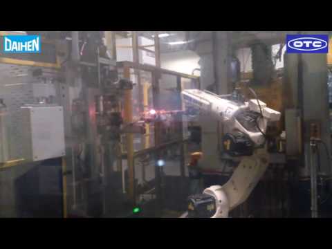 Parts loading/unloading to the forging machine Heated parts loading/unloading which requires speed is automated by robot