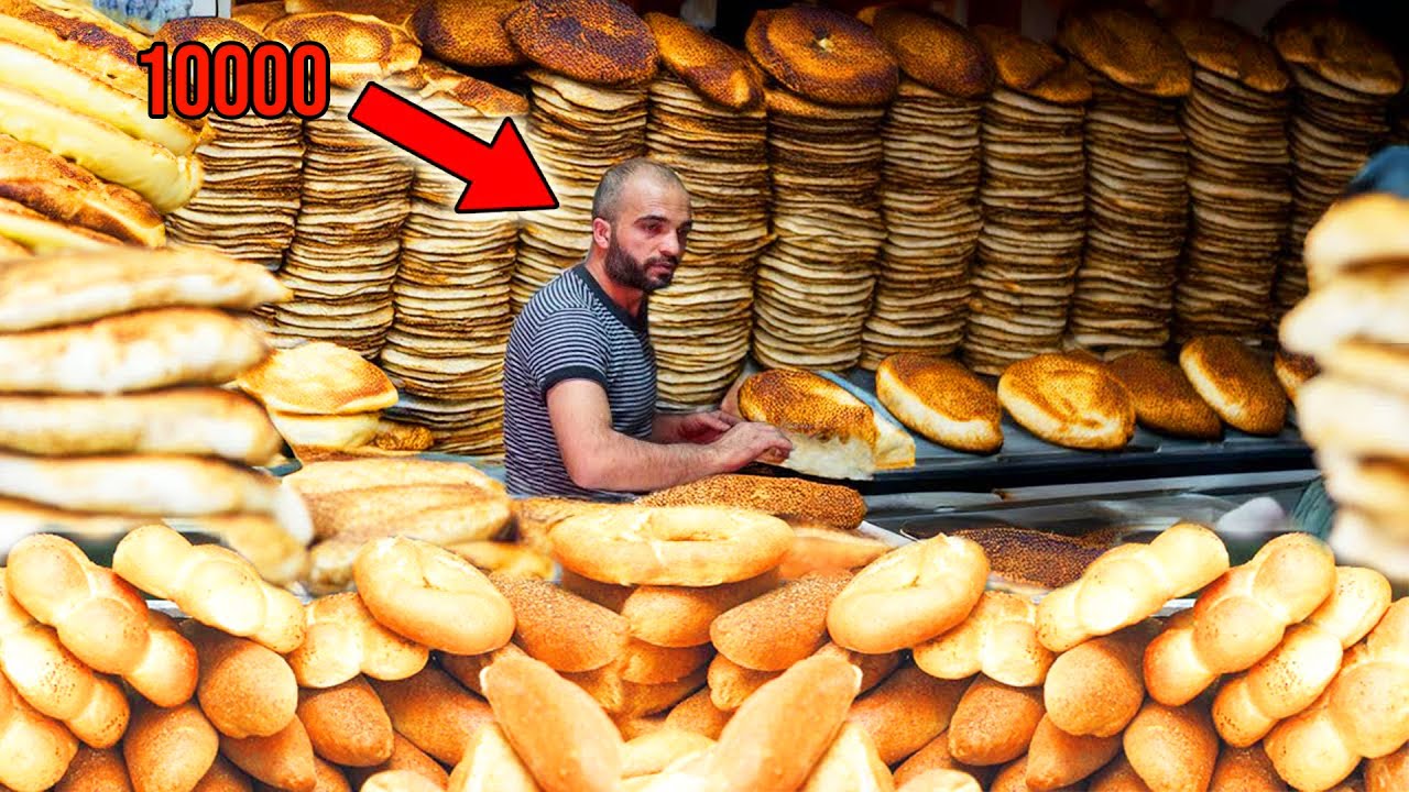 خباز يصنع 10000 رغيف في فرن خشبي يوميا