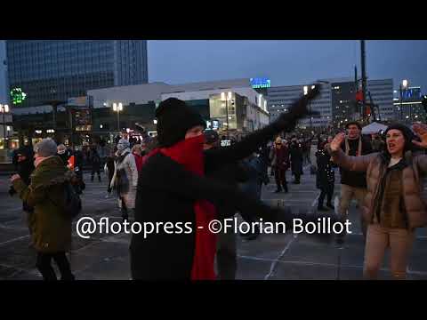 Querdenken-Demo gegen Coronamaßnahmen am Berlin Alexanderplatz