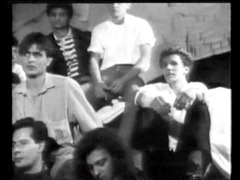 Στιγμιότυπα από τη σκηνική παρουσίαση του έργου Πεθαίνω σαν χώρα του [[#Δημήτρη Δημητριάδη [Dimitris Dimitriadis]#]], σε σκηνοθεσία του [[#Στέλιου Κρασανάκη [Stelios Krasanakis]#]], στο πλαίσιο δραματοθεραπευτικής προσέγγισης με συμμετέχοντες/συμμετέχουσες μέλη από την ομάδα απεξάρτησης του 18 Άνω. Παρουσιάστηκε τον Ιούνιο του 1989 στο Δαφνί.