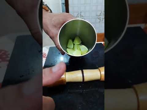 Aprenda a fazer caipirinha com vodka