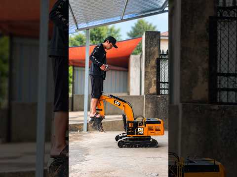 Chàng trai tự chế tạo dàn xe công trình tí hon khiến nhiều người kinh ngạc