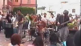 preview picture of video 'Muerte Chiquita - Strange face of love (en vivo en la Plaza de los Ángeles, Cervantino 2008)'