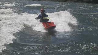 preview picture of video 'Kayaks surfing Turkey Shoot wave on the Wenatchee River'
