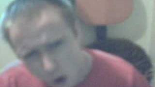 Banlieue Rouge sous un ciel écarlate