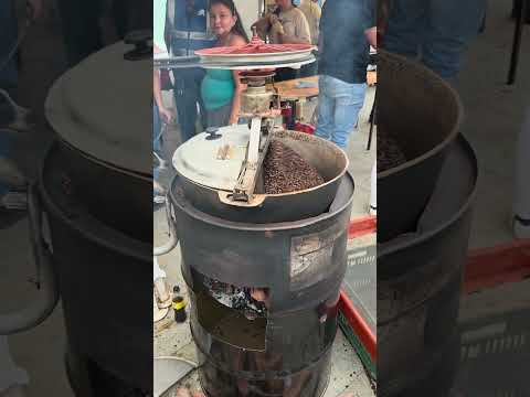 TOSTANDO CAFE DE FORMA TRADICIONAL EN FLORIDABLANCA, SANTANDER. COLOMBIA