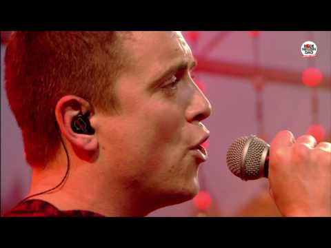 Rode Neuzen Dag: Niels & Wiels - Een Beetje Anders (Rode Neuzen Dag-lied, live bij Q)