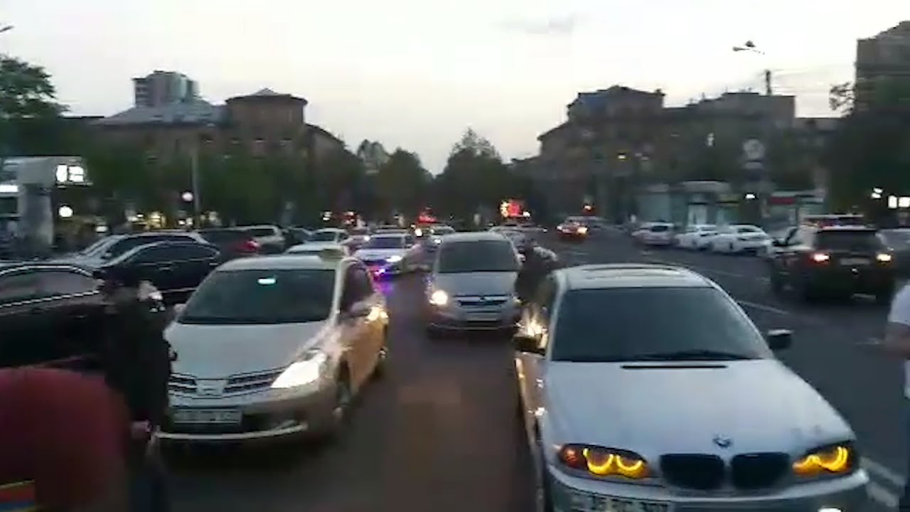 Արթուր Վանեցյանը և համակիրները փակեցին Աբովյան փողոցը