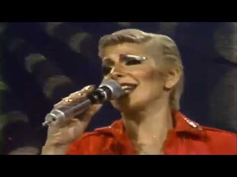 Celi Bee -  Lunes Gala