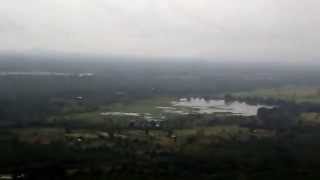 preview picture of video 'Вершина горы возле Сигирии Pidurangala Cave. Шри-Ланка (Sigiriya Vava, Sri-Lanka)'