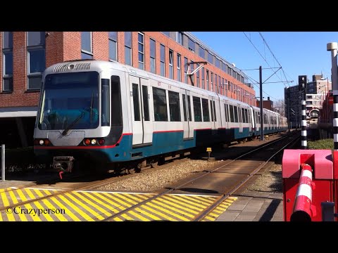 RET Metro Type S bij Ambachtsland Rotterdam op lijn B richting Schiedam Centrum