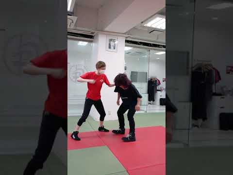 【護身術】刃物で脅された時🗡後ろから肩を掴まれた時【クラヴマガ】#Shorts
