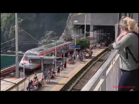 ETR 485 IN LIVREA FRECCIARGENTO IN TRANSITO A MANAROLA NELLE CINQUE TERRE. (SP) 17 - 5 - 2022.
