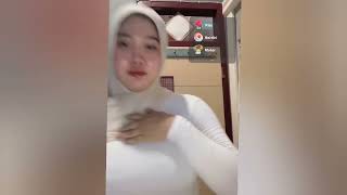 Download lagu Cute girl in hijab confidently broadcasts live on TikTok ep 89 mp3